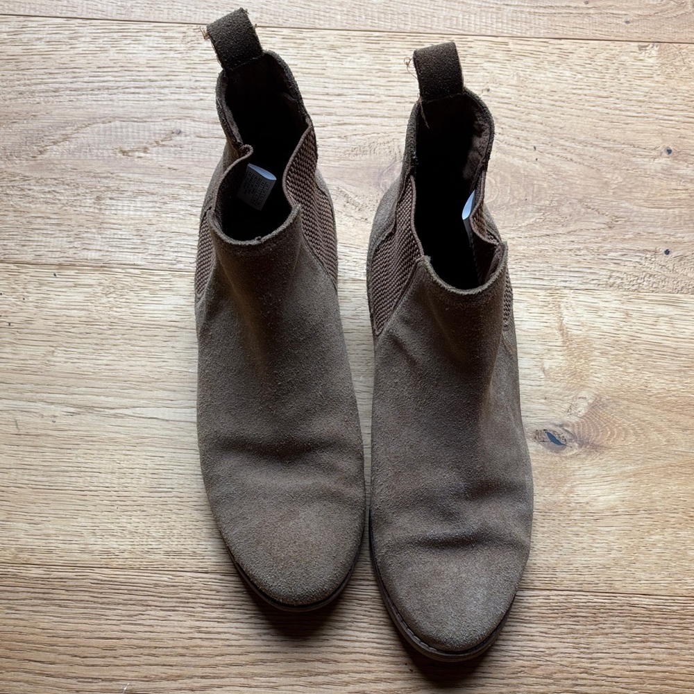 Toms women suede boots light brown 
Size 9.5